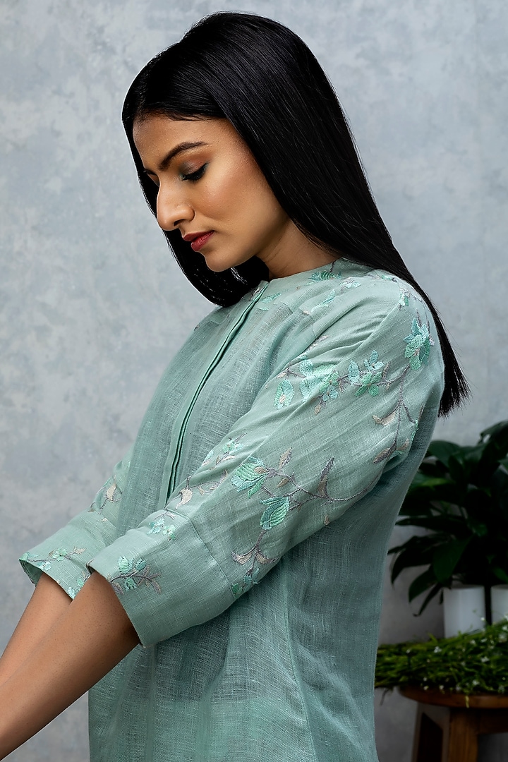 Green Embroidered Kurta Set by Smriti Gupta at Pernia's Pop Up Shop