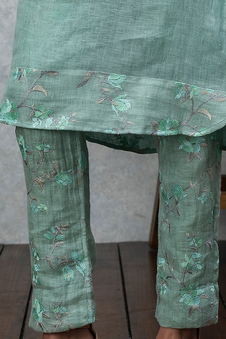 Green Embroidered Kurta Set by Smriti Gupta at Pernia's Pop Up Shop