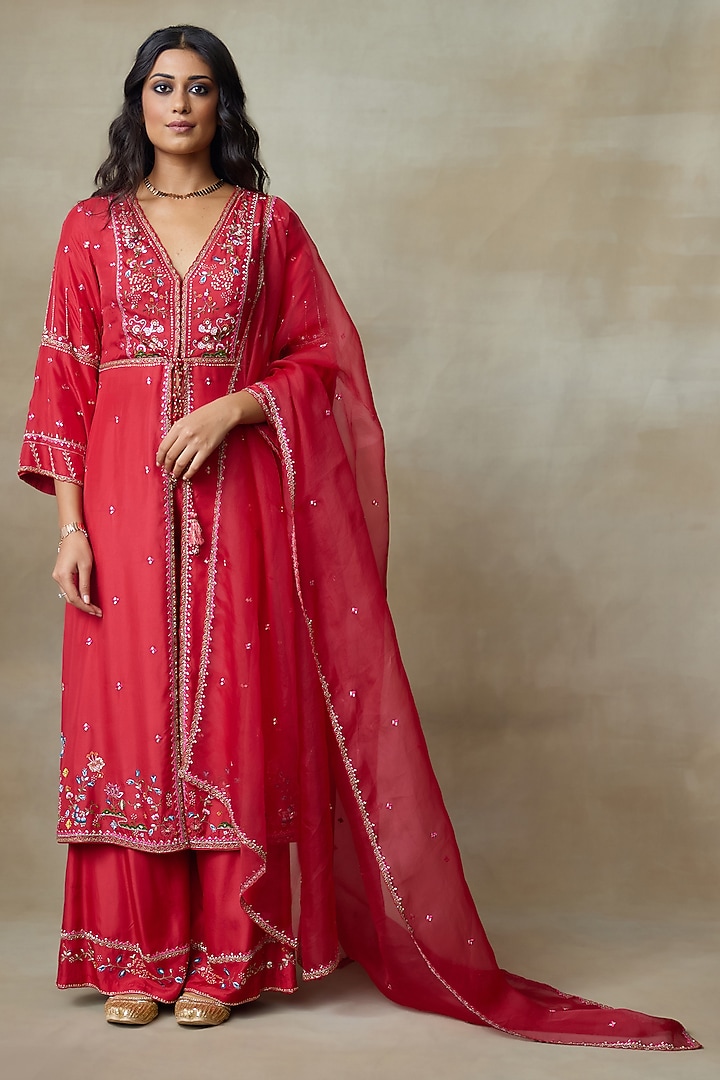 Red Chamundi Silk Resham Embellished Kurta Set by Shasha Gaba at Pernia's Pop Up Shop