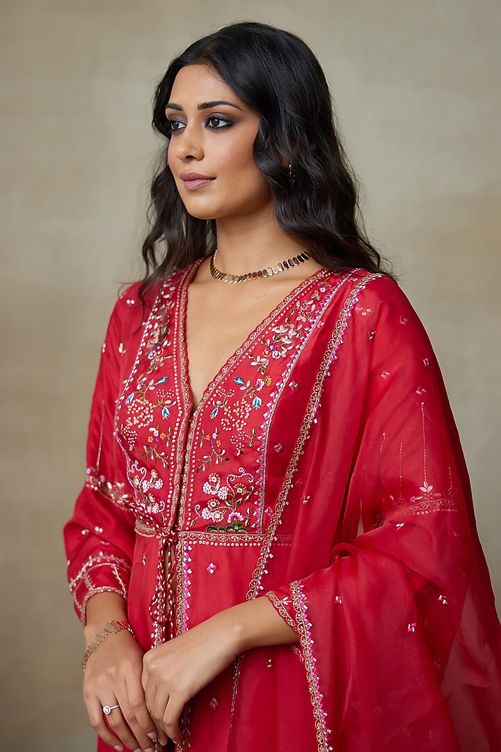 Red Chamundi Silk Resham Embellished Kurta Set by Shasha Gaba at Pernia's Pop Up Shop