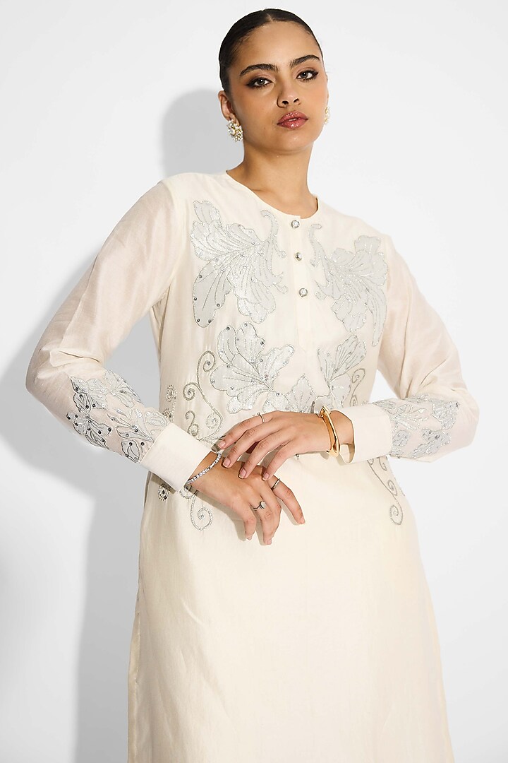 Ivory Poly Chanderi Applique Straight Kurta by Shasha Gaba at Pernia's Pop Up Shop