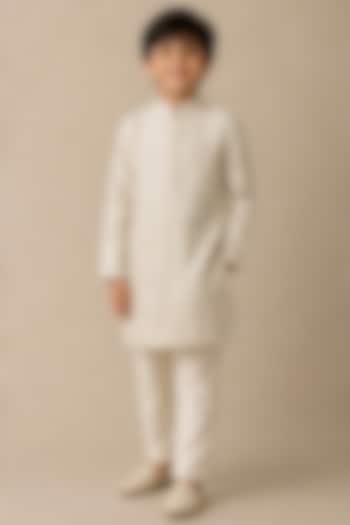 Ivory Chanderi Thread & Pearl Work Kurta For Boys by Shasha Gaba Kids at Pernia's Pop Up Shop