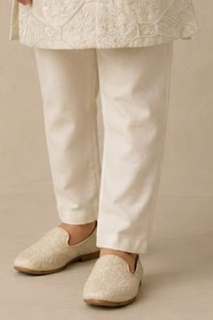 Ivory Chanderi Thread & Pearl Work Kurta For Boys by Shasha Gaba Kids at Pernia's Pop Up Shop
