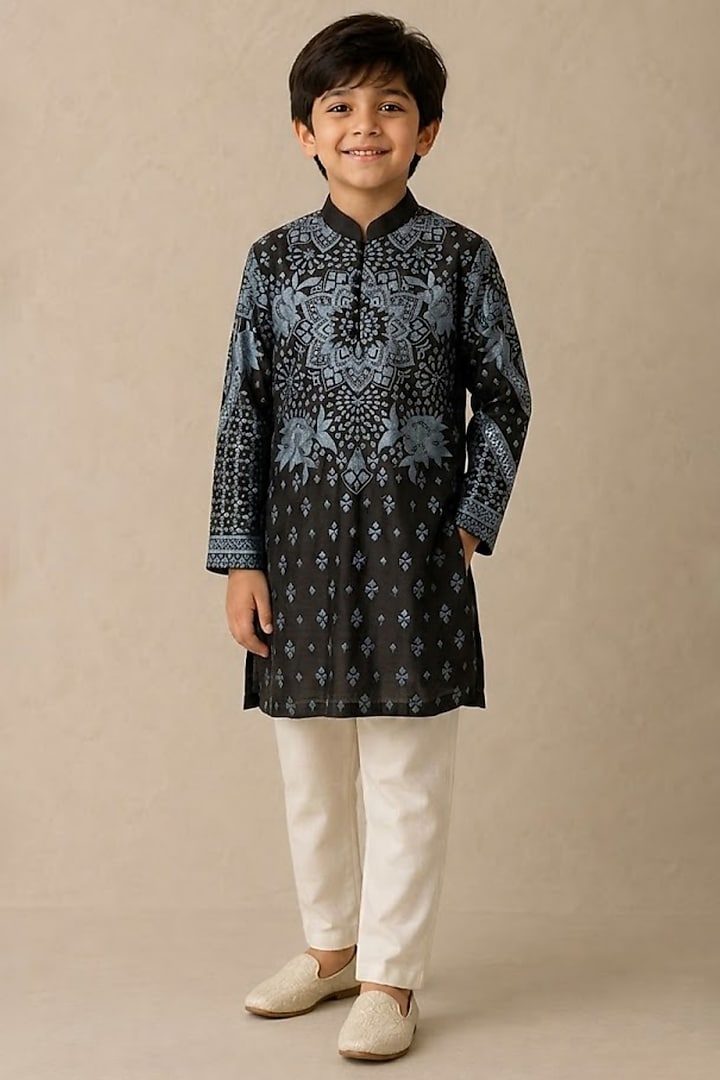 Black Chanderi Thread & Pearl Work Kurta For Boys by Shasha Gaba Kids at Pernia's Pop Up Shop