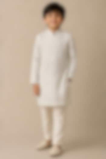 Ivory Chanderi Thread & Pearl Work Kurta For Boys by Shasha Gaba Kids at Pernia's Pop Up Shop