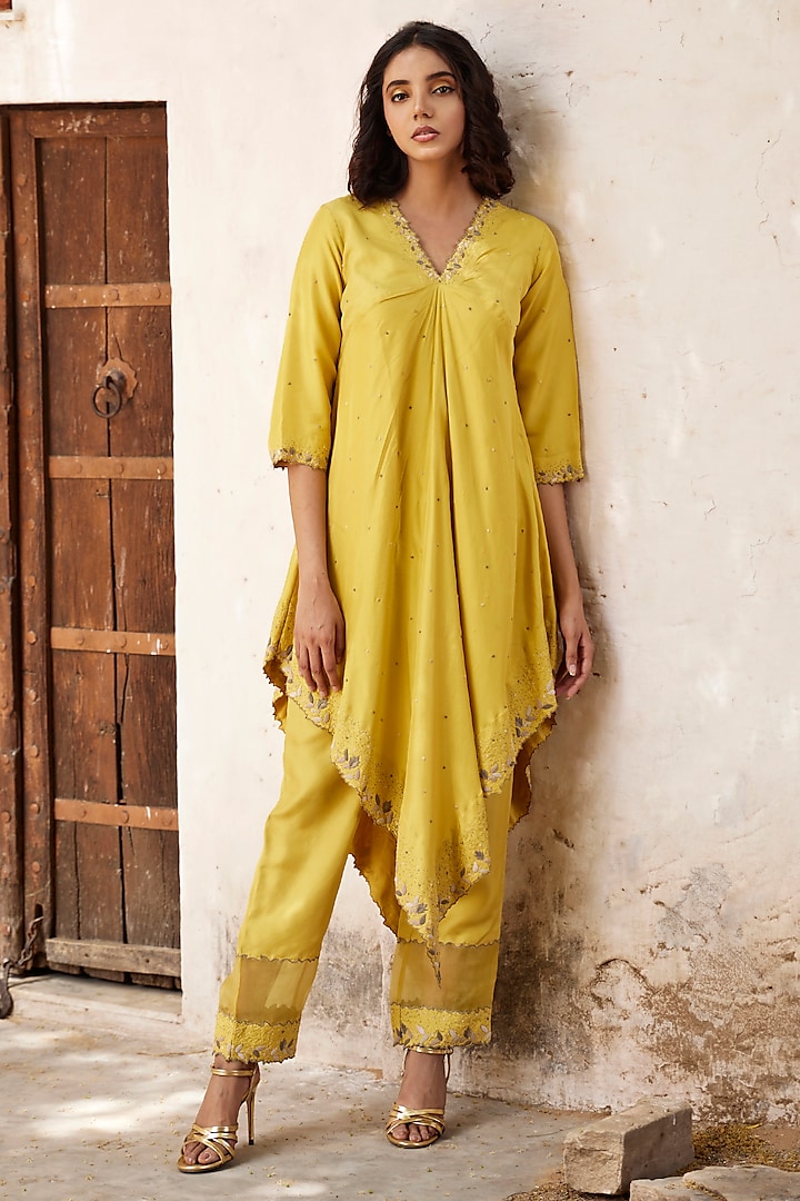 Yellow Silk Twill Hand Embroidered Asymmetrical Kurta Set by Shay by Shubham Tak