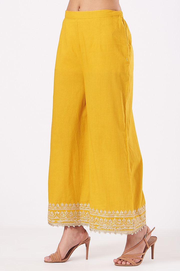 Mustard Kashmiri Tilla Embroidered Long Kurta Set by Sheetal Batra at Pernia's Pop Up Shop