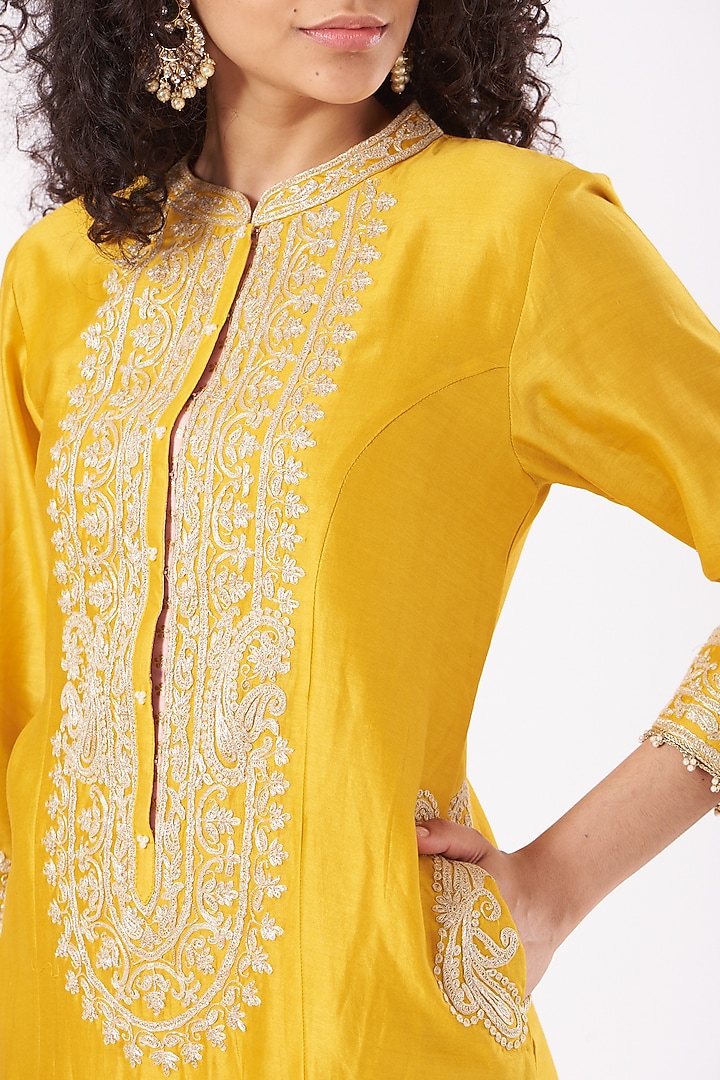 Mustard Kashmiri Tilla Embroidered Long Kurta Set by Sheetal Batra at Pernia's Pop Up Shop