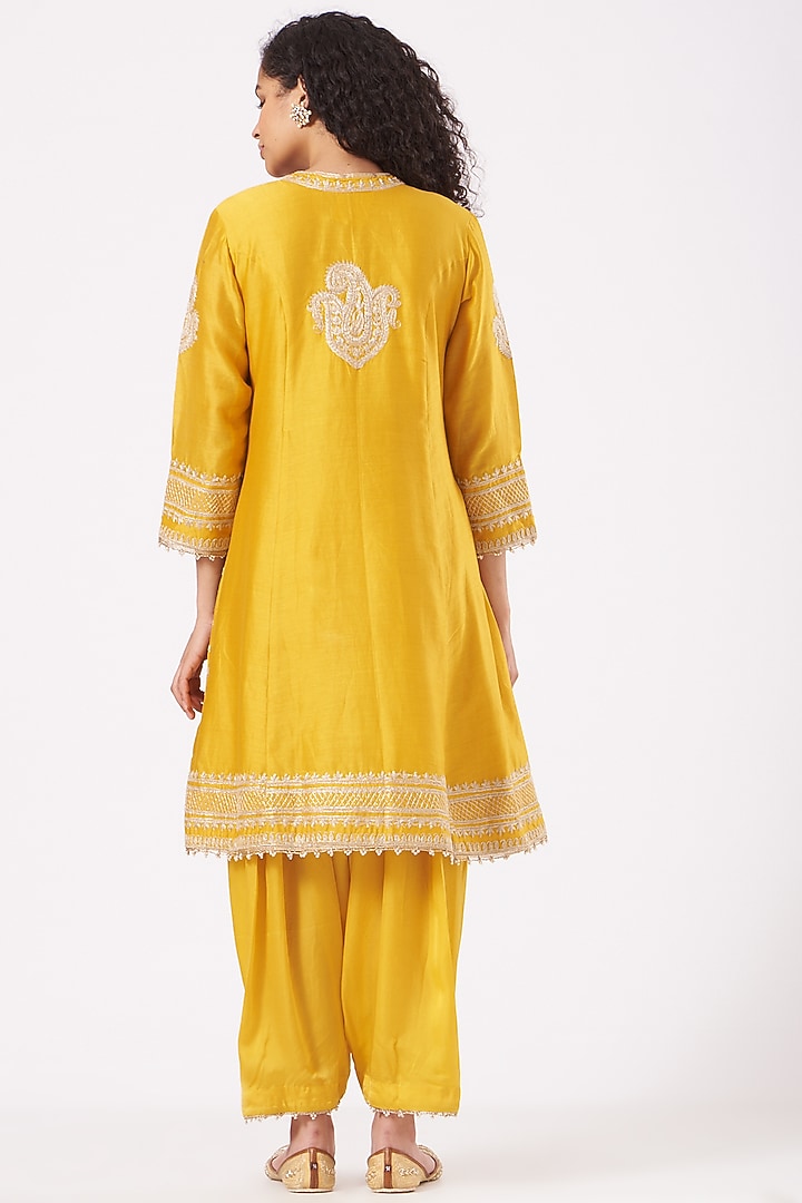 Mustard Embroidered Short Kurta Set by Sheetal Batra at Pernia's Pop Up Shop
