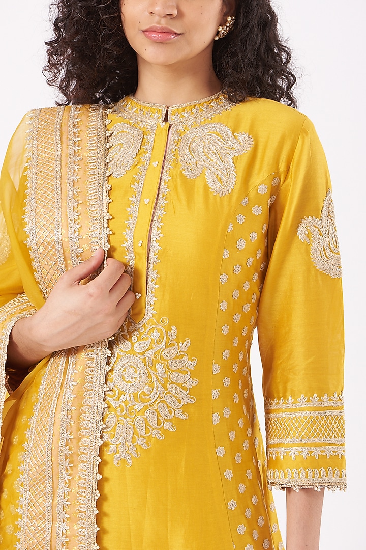 Mustard Embroidered Short Kurta Set by Sheetal Batra at Pernia's Pop Up Shop