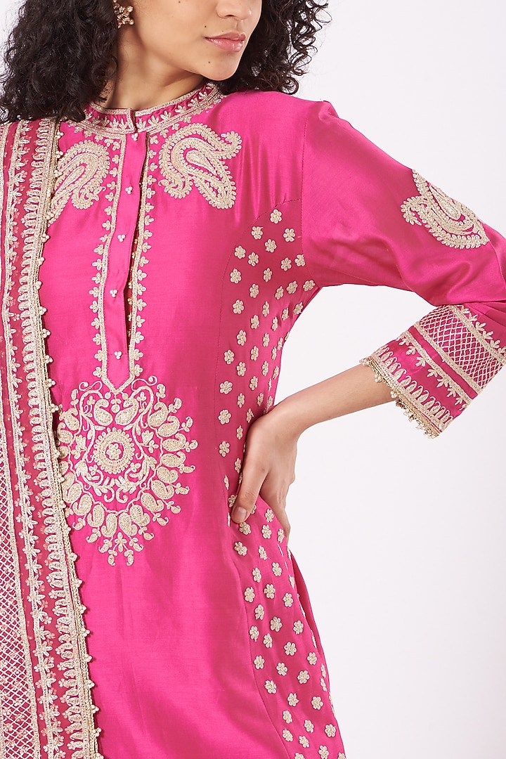 Fuchsia Embroidered Short Kurta Set by Sheetal Batra at Pernia's Pop Up Shop