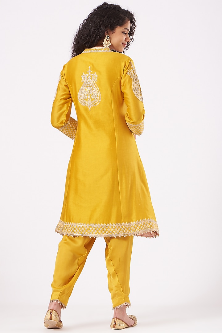 Mustard Kashmiri Tilla Embroidered Short Kurta Set by Sheetal Batra at Pernia's Pop Up Shop