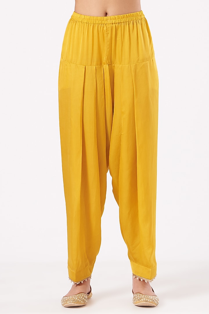 Mustard Kashmiri Tilla Embroidered Short Kurta Set by Sheetal Batra at Pernia's Pop Up Shop