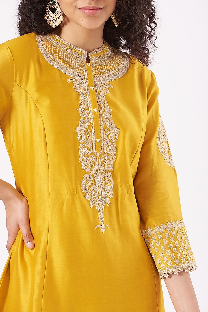 Mustard Kashmiri Tilla Embroidered Short Kurta Set by Sheetal Batra at Pernia's Pop Up Shop