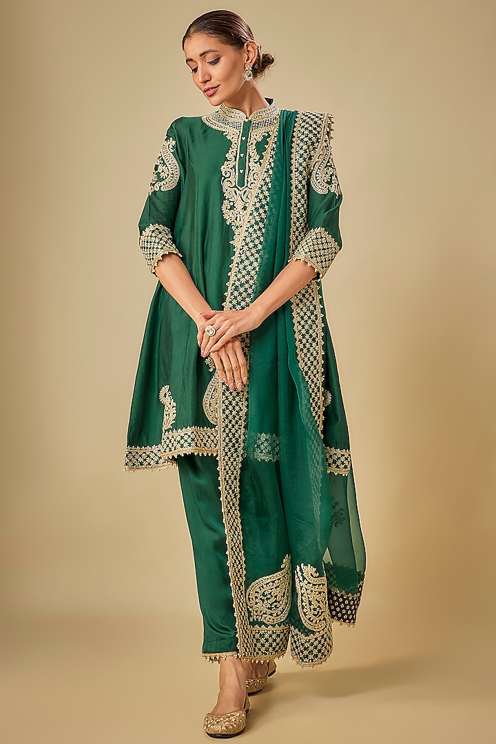 Green Chanderi Silk Kashmiri Tilla Embroidered Kurta Set by Sheetal Batra at Pernia's Pop Up Shop