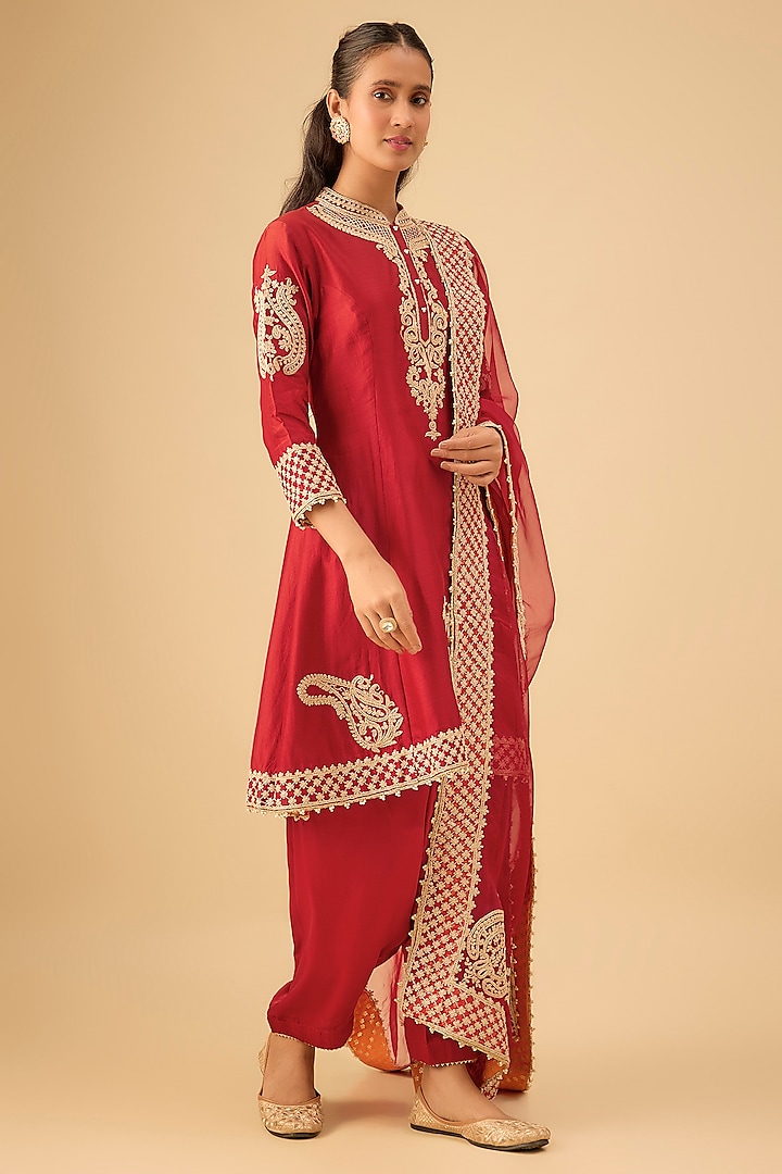 Red Chanderi Silk Kashmiri Tilla Embroidered Kurta Set by Sheetal Batra at Pernia's Pop Up Shop