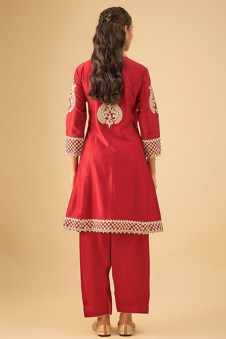 Red Chanderi Silk Kashmiri Tilla Embroidered Kurta Set by Sheetal Batra at Pernia's Pop Up Shop
