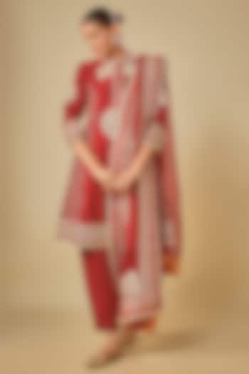 Red Chanderi Silk Kashmiri Tilla Embroidered Kurta Set by Sheetal Batra at Pernia's Pop Up Shop