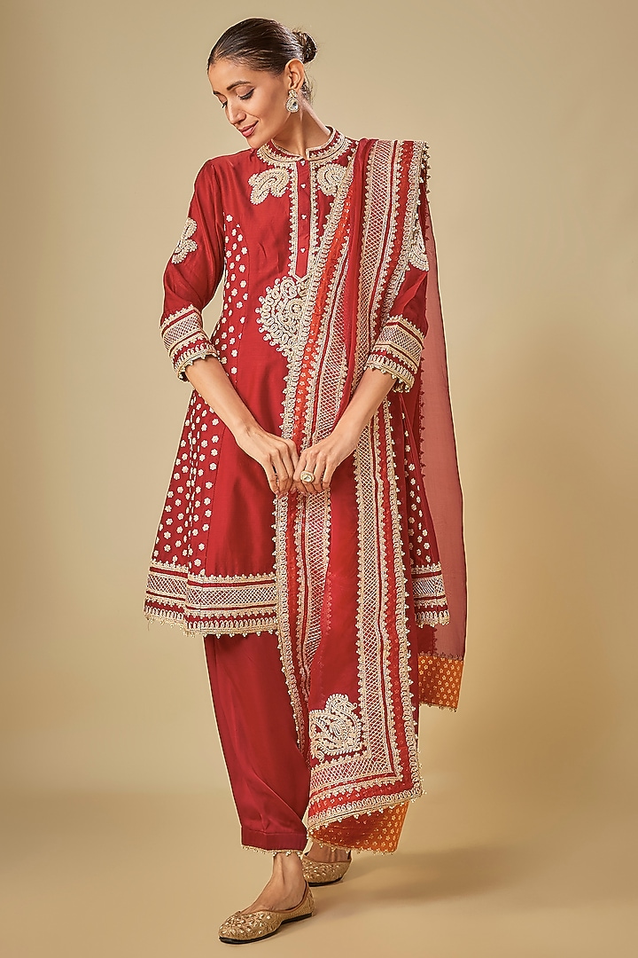 Red Chanderi Silk Kashmiri Tilla Embroidered Kurta Set by Sheetal Batra at Pernia's Pop Up Shop