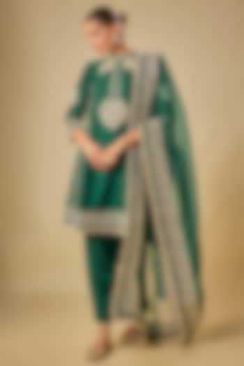 Green Chanderi Silk Kashmiri Tilla Embroidered Kurta Set by Sheetal Batra at Pernia's Pop Up Shop