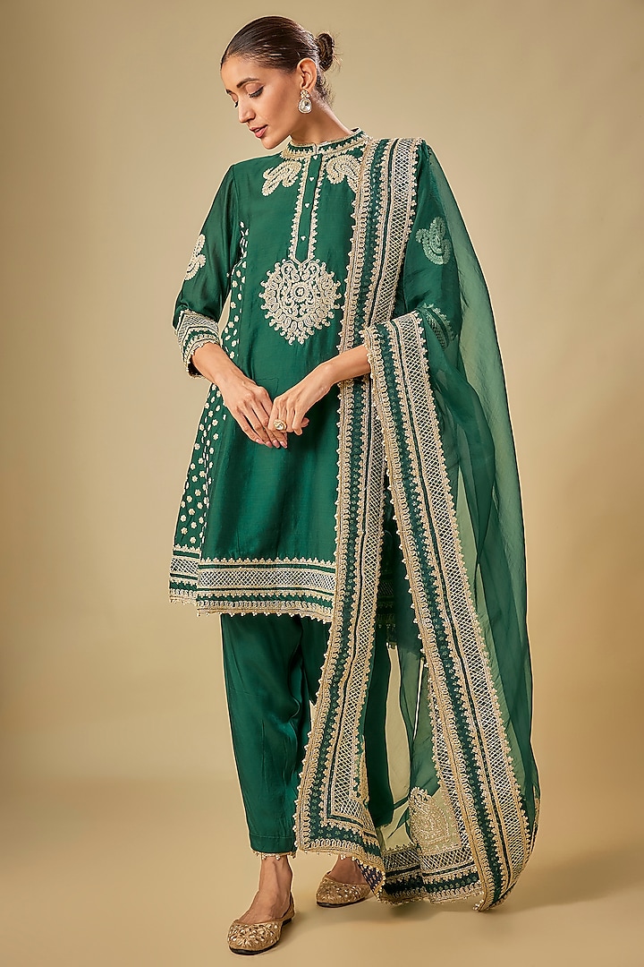 Green Chanderi Silk Kashmiri Tilla Embroidered Kurta Set by Sheetal Batra at Pernia's Pop Up Shop