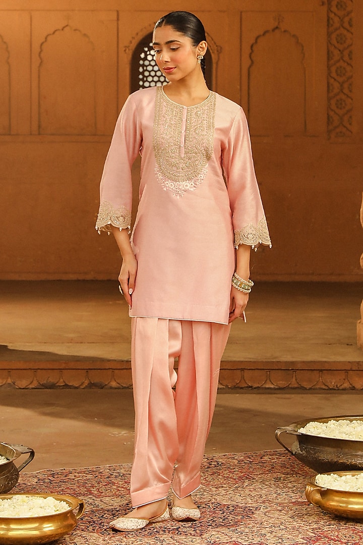 Blush Pink Silk Chanderi Kashmiri Tilla Embroidered Short Kurta Set by Sheetal Batra