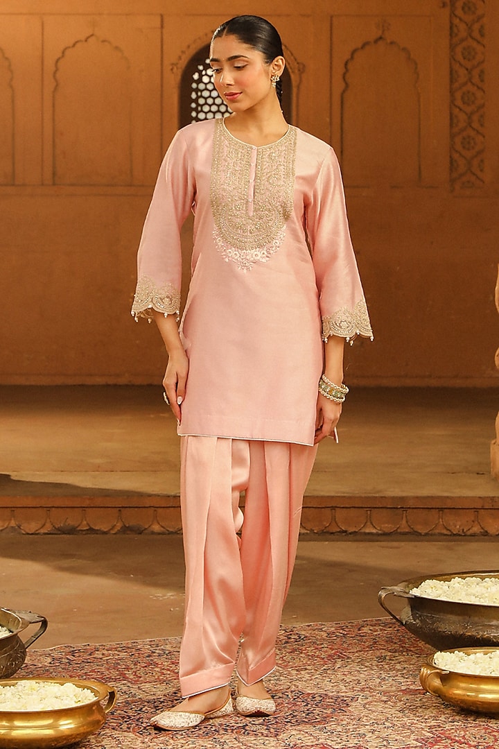 Blush Pink Silk Chanderi Kashmiri Tilla Embroidered Short Kurta Set by Sheetal Batra at Pernia's Pop Up Shop