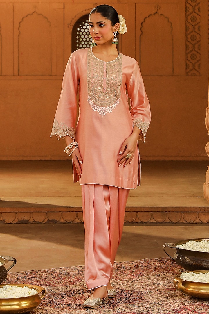 Off- Rose Silk Chanderi Kashmiri Tilla Embroidered Short Kurta Set by Sheetal Batra