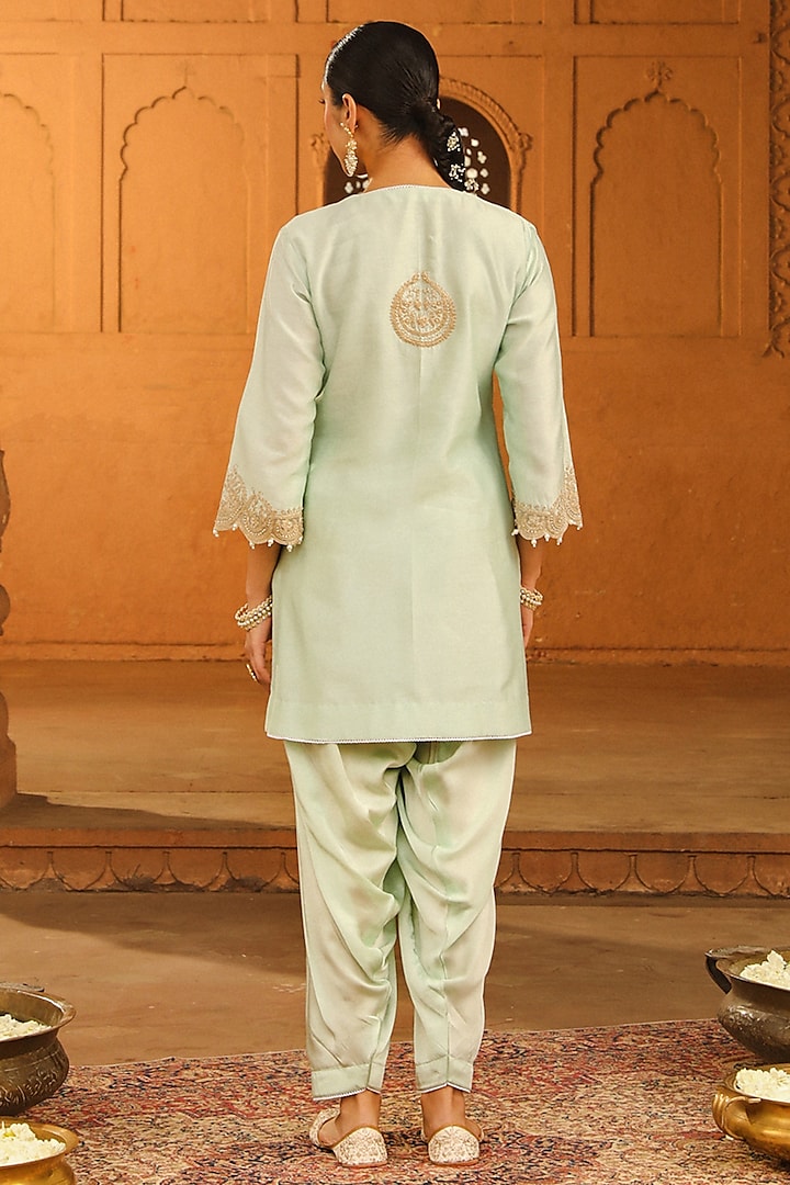 Misty Green Silk Chanderi Kashmiri Tilla Embroidered Short Kurta Set by Sheetal Batra at Pernia's Pop Up Shop