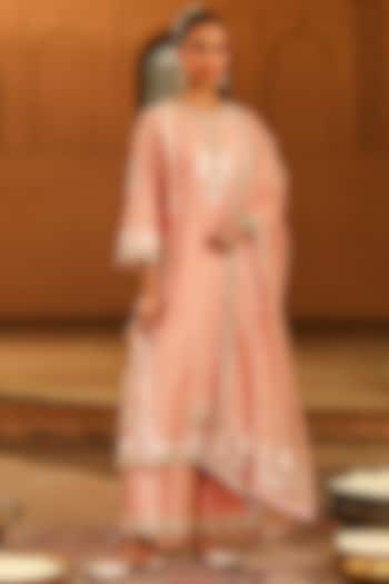 Off-Rose Silk Chanderi Kashmiri Tilla Embroidered A-Line Kurta Set by Sheetal Batra at Pernia's Pop Up Shop