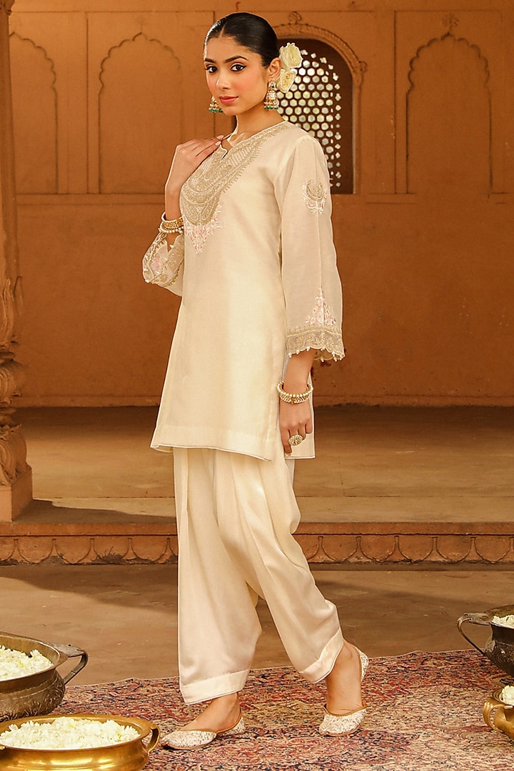 Ivory Silk Chanderi Kashmiri Tilla Embroidered Short Kurta Set by Sheetal Batra