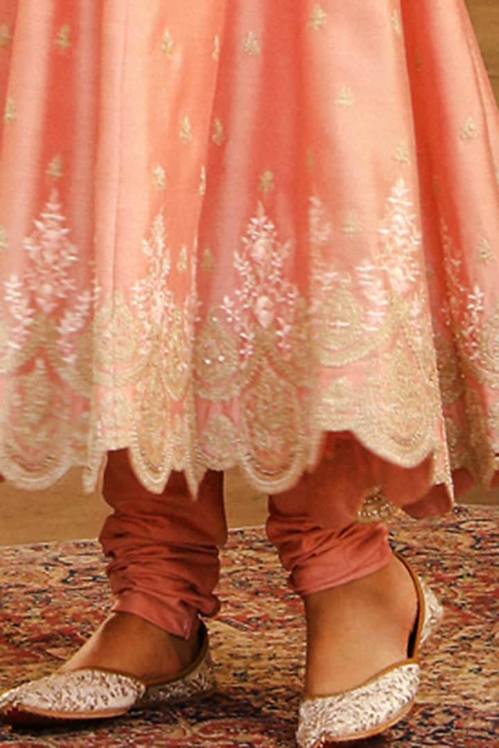 Off-Rose Pure Silk Chanderi Kashmiri Tilla Embroidered Kalidar Wedding Anarkali Set by Sheetal Batra at Pernia's Pop Up Shop