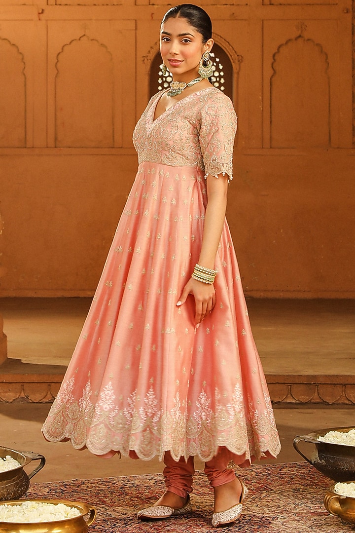 Off-Rose Pure Silk Chanderi Kashmiri Tilla Embroidered Kalidar Wedding Anarkali Set by Sheetal Batra at Pernia's Pop Up Shop