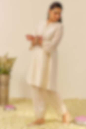 Daisy Ivory Pure Silk Chanderi Parsi Gara Embroidered Kurta Set by Sheetal Batra at Pernia's Pop Up Shop