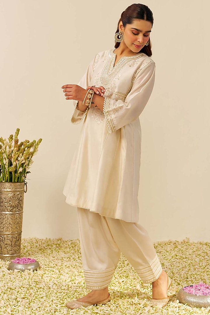Daisy Ivory Pure Silk Chanderi Parsi Gara Embroidered Kurta Set by Sheetal Batra at Pernia's Pop Up Shop