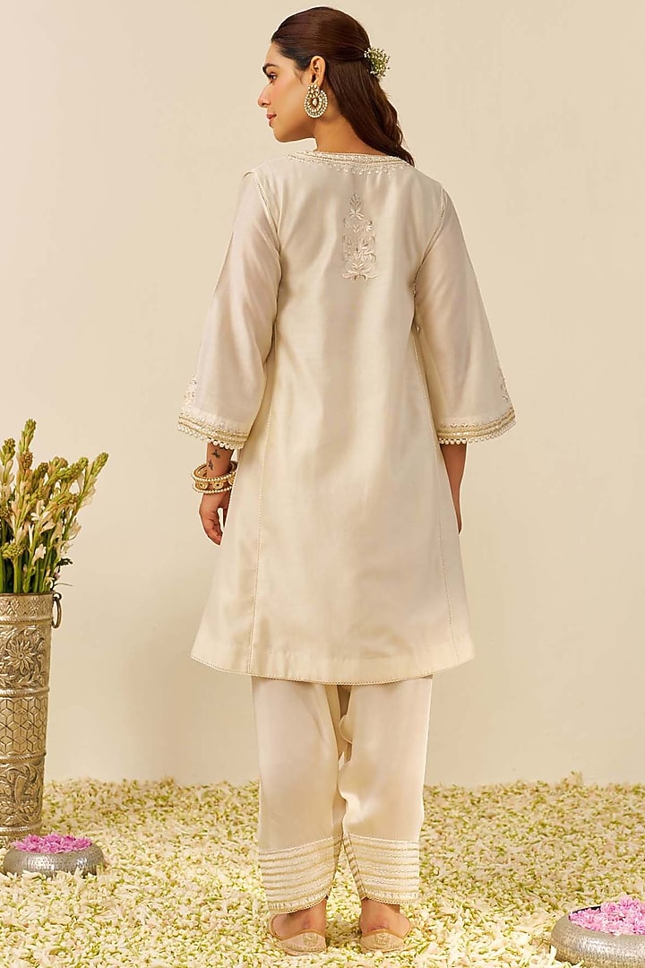 Daisy Ivory Pure Silk Chanderi Parsi Gara Embroidered Kurta Set by Sheetal Batra at Pernia's Pop Up Shop