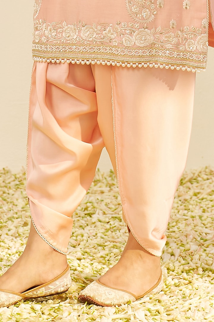 Off-Rose Chanderi Silk Parsi Gara Embroidered Short Kurta Set by Sheetal Batra at Pernia's Pop Up Shop
