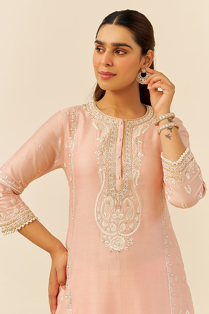 Off-Rose Chanderi Silk Parsi Gara Embroidered Short Kurta Set by Sheetal Batra at Pernia's Pop Up Shop