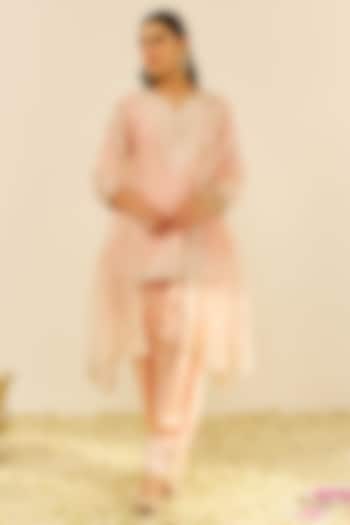 Off-Rose Chanderi Silk Parsi Gara Embroidered A-Line Short Kurta Set by Sheetal Batra at Pernia's Pop Up Shop