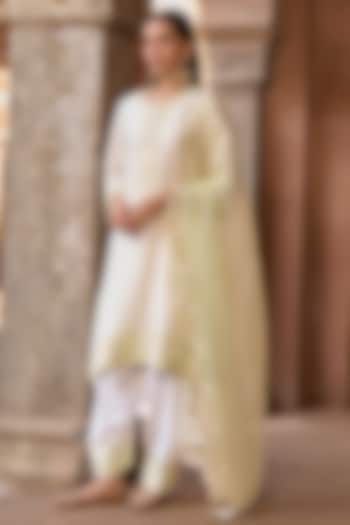 Daisy Ivory Silk Chanderi Parsi Ghara Embroidered Kurta Set by Sheetal Batra at Pernia's Pop Up Shop
