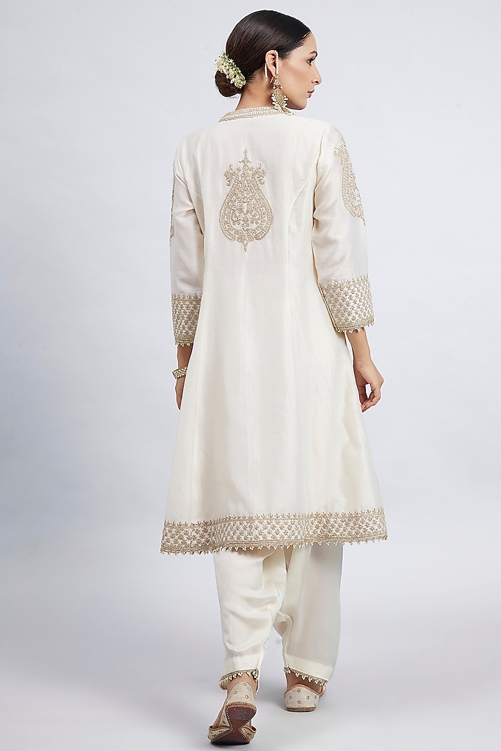 Daisy Ivory Embroidered Kurta set by Sheetal Batra at Pernia's Pop Up Shop
