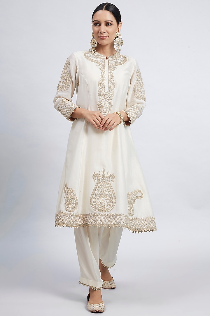 Daisy Ivory Embroidered Kurta set by Sheetal Batra at Pernia's Pop Up Shop