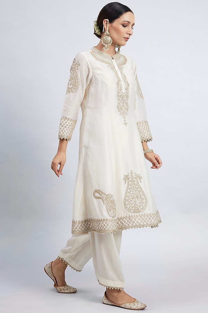 Daisy Ivory Embroidered Kurta set by Sheetal Batra at Pernia's Pop Up Shop