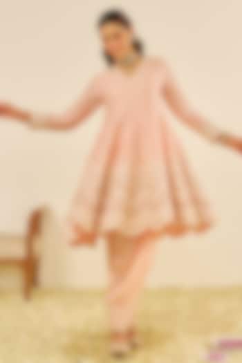 Off-Rose Chanderi Silk Parsi Gara Embroidered Short Kalidar Wedding Anarkali Set by Sheetal Batra at Pernia's Pop Up Shop