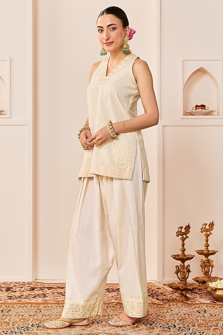 Daisy Ivory Chanderi Silk Brasso Aari Work Short Kurta Set by Sheetal Batra at Pernia's Pop Up Shop