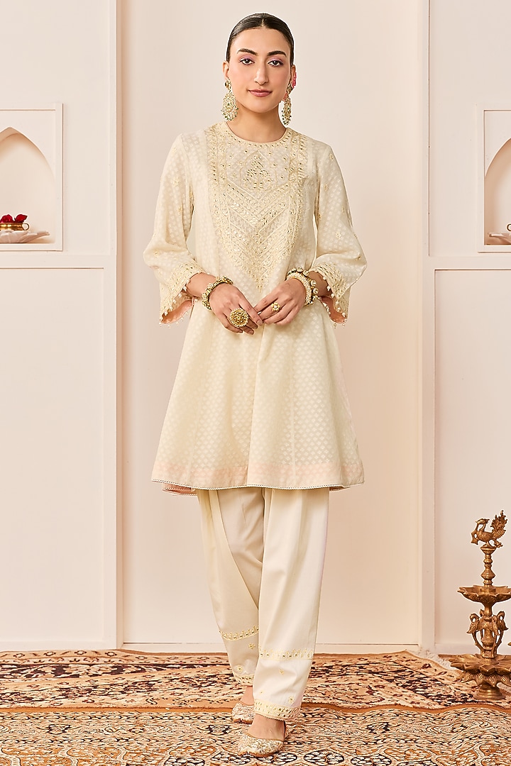 Daisy Ivory Chanderi Silk Brasso Mirror Embroidered Kurta Set by Sheetal Batra at Pernia's Pop Up Shop