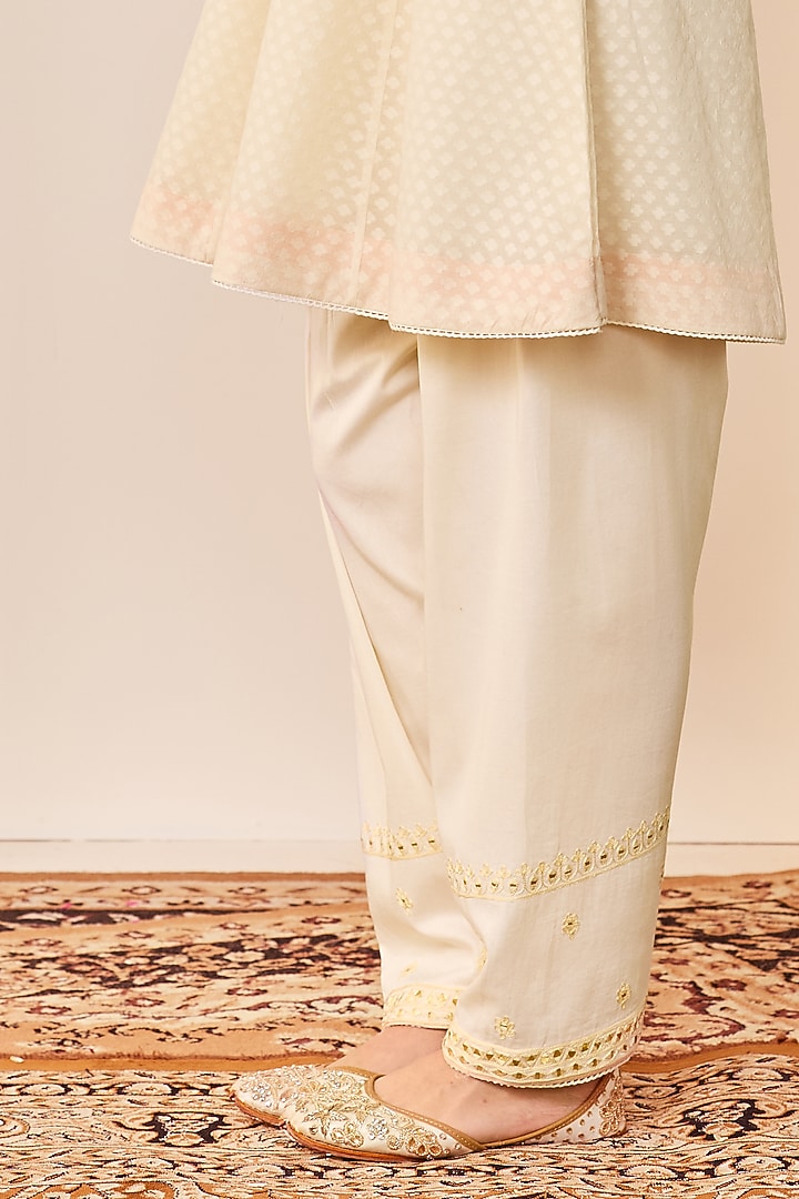 Daisy Ivory Chanderi Silk Brasso Mirror Embroidered Kurta Set by Sheetal Batra at Pernia's Pop Up Shop