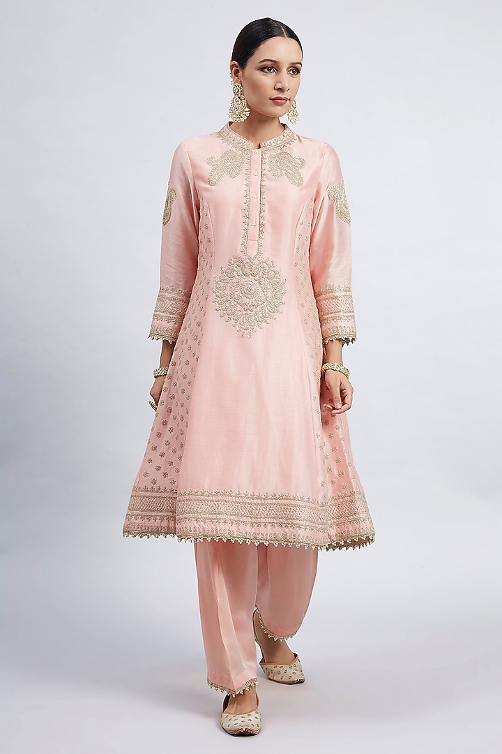 Carnation Pink Chanderi Silk Kashmiri Tilla Embroidered Kurta Set by Sheetal Batra at Pernia's Pop Up Shop