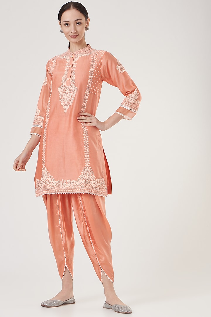 Peach Embroidered Kurta Set by Sheetal Batra at Pernia's Pop Up Shop