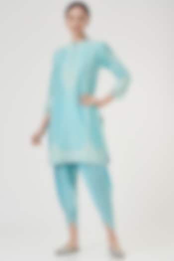 Blue Embroidered Kurta Set by Sheetal Batra at Pernia's Pop Up Shop